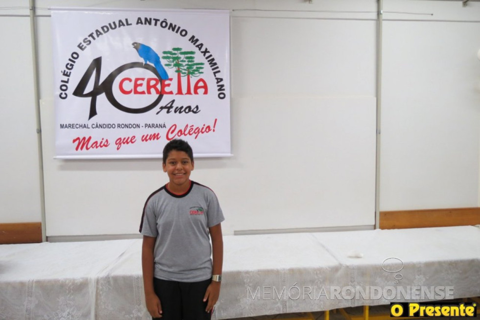 || Estudante Diego Andrade Nogueira, com o dístico de sua criação referente aos 40 anos do Colégio Estadual Antonio Maximiliano Ceretta, em abril de 2018.
Imagem: Acervo O Presente - Crédito: Joni Lang - FOTO 13 -