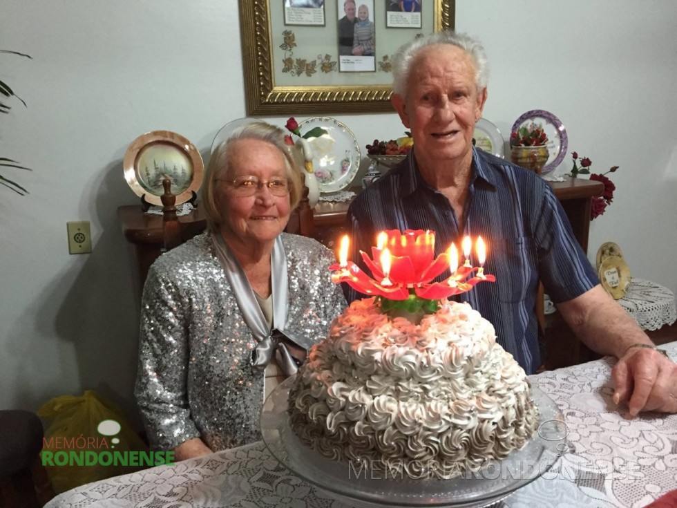 || Casal Rudolfo e Hedwig Tierling junto ao bolo comemorativo às Bodas de Platina - 65 anos de casamento - festejados em 23 de setembro de 2015. 
Imagem: Acervo da Família - FOTO 10 - 