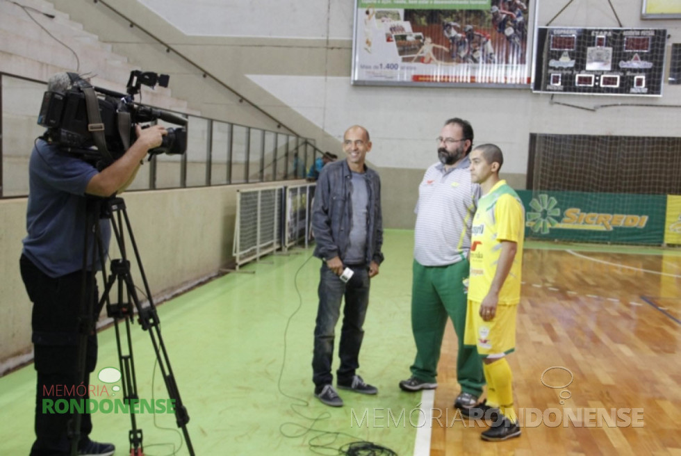 || Régis Rösing, da TV Globo, se preparando para entrevistar o pivô Márcio e o técnico PC de Oliveira, da equipe da Copagril, a propósito do gol feito de calcanhar pelo atleta. 
Imagem: Acervo Copagril - FOTO 13 -