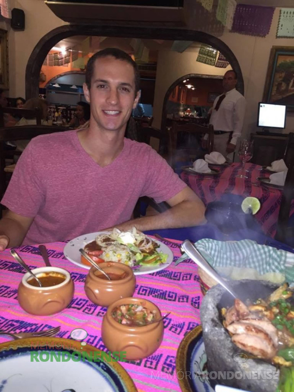 || Doutourando estadunidense Jacob Blanc, que fez estágio na Unioeste - Marechal Cândido Rondon, em novembro de 2014.
Imagem: Acervo Jake Blanc - FOTO 23 -