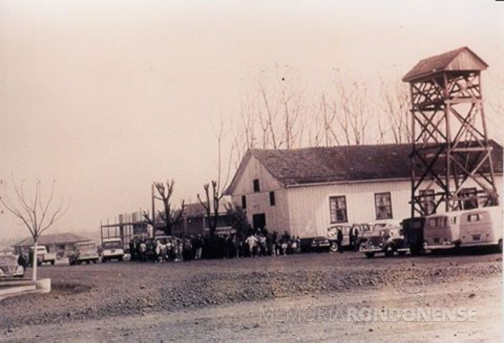 || Vista da primeira igreja, em madeira, da Comunidade Evangélica Martin Luther, na década de 1960. 
À esquerda, vê-se em construção o atual templo da comunidade. 
Imagem: Acervo Memória Rondonense - FOTO 10 -