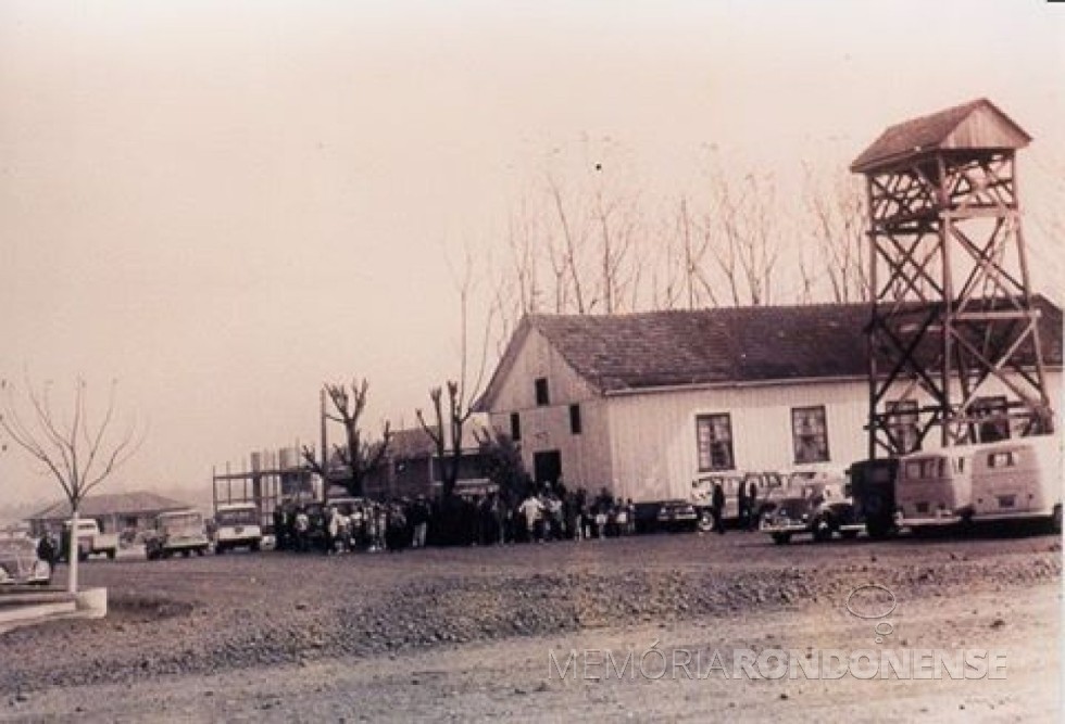 || Vista da primeira igreja, em madeira, da Comunidade Evangélica Martin Luther, na década de 1960. 
À esquerda, vê-se em construção o atual templo da comunidade. 
Imagem: Acervo Memória Rondonense - FOTO 8 - 