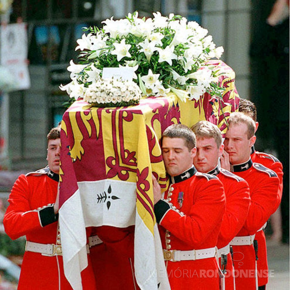 || Caixão com os restos mortais da Princesa Diana carregado por membros da guarda real britânica, para sepultamento, setembro de 1997.
Imagem: Acervo agentiadepresamondana.com - FOTO 10 -