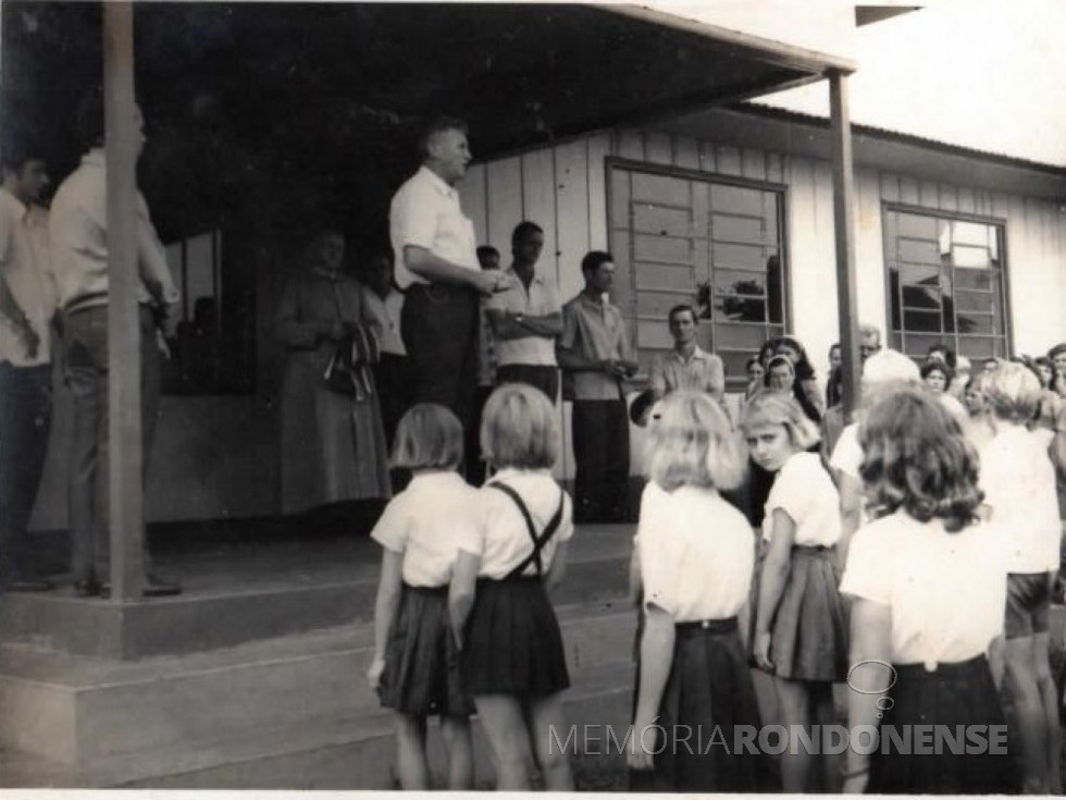 || Prefeito municipal Dealmo Selmiro Poersch em seu discurso durante a solenidade de inauguração da Escola Municipal Martin Afonso de Souza, na Linha São Marcos, em dezembro de 1971. 
Imagem: Acervo Dionísio Herdt - FOTO  9 - 