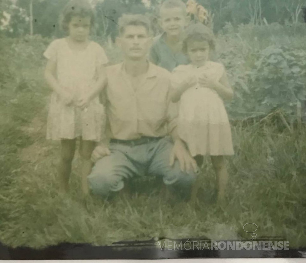 || Pioneiro Willibald Hoppe, de Porto Mendes, com os filhos Ingomar, Ingelore e Hanelore.
Imagem: Acervo de Lore Hoppe - FOTO 9 -