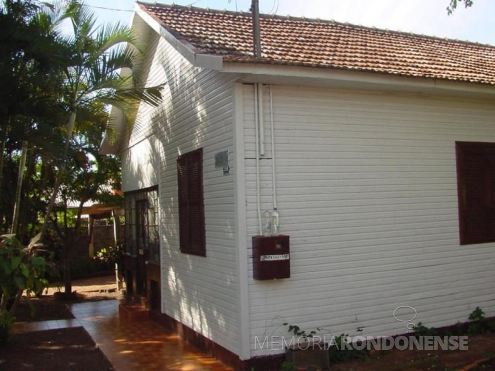 || Fachada da residência edificada pelo pioneiro Henrique Afonso Sturm, em 1956. Presume-se que a moradia tenha sido construída pelo pioneiro Hartwig Schade que introduziu o modelo de construir casas de madeiras com as tábuas em linha horizontal. 
Imagem: Acervo Rafael Sturm - FOTO 8 –