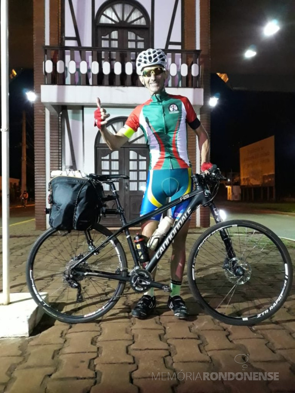 || Empresário e ciclista Paul Lirio Berwig começando a sua viagem no portal de acesso à cidade de Marechal Cândido Rondon com destino a cidade de Jaraguá do Sul, em janeiro de 2019. 
Imagem: Acervo Associação Rondonense de Ciclismo (ARC) - FOTO 24 -