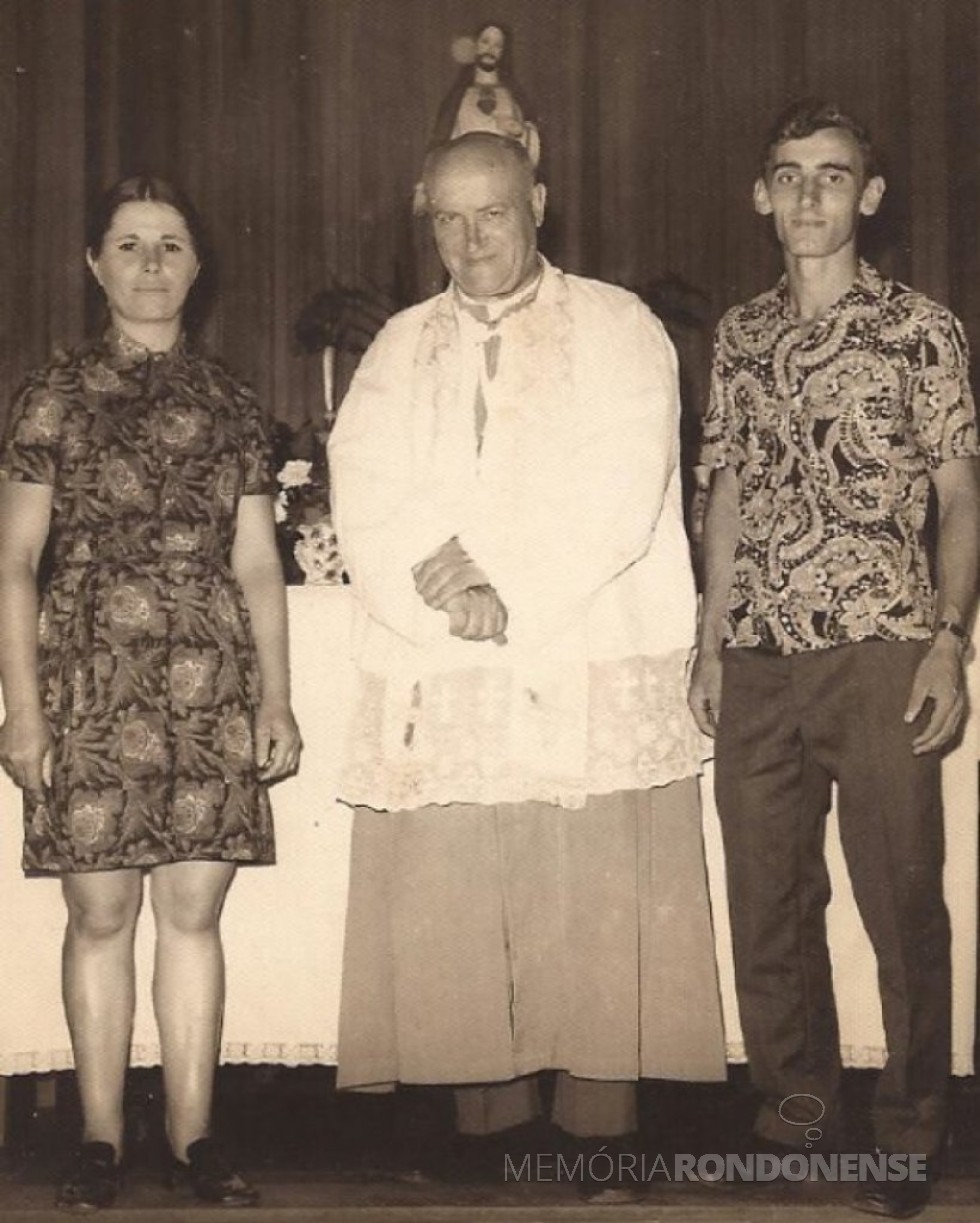 || Padre José Gaertner SVD entre os professores Rozalina Parizotto Cemin e Tarcísio Bartzen, em Porto Mendes, religioso falecido em abril de 1977. 
Imagem: Acervo Rosalina Cemin - FOTO 4 - 
