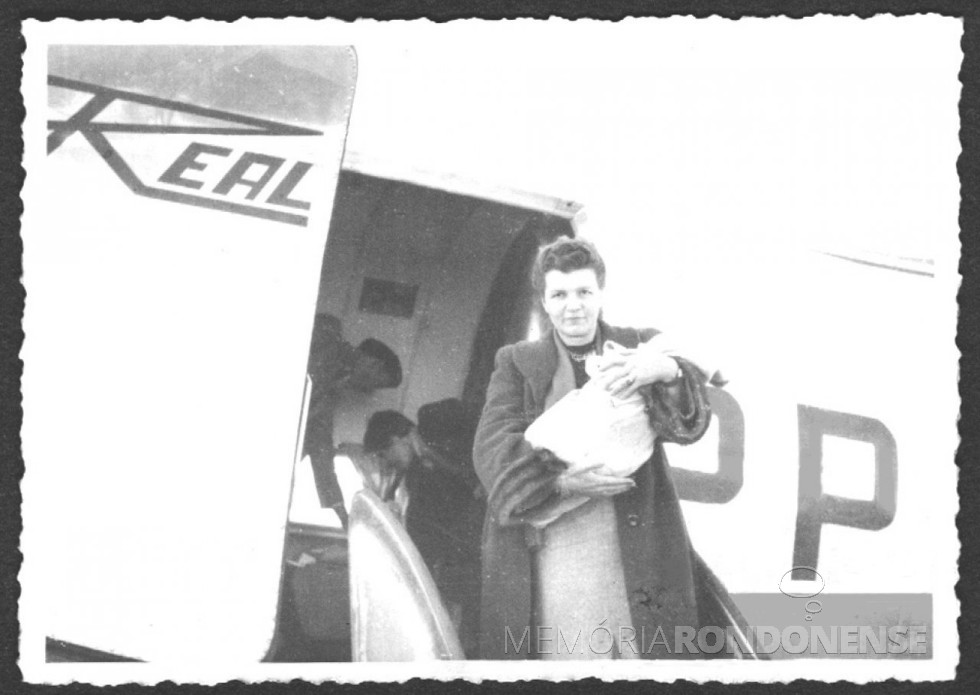 || Pioneira rondonense Ingrun (nascida Klagges) Seyboth chegando ao aeroporto de Toledo, pela Real Linhas Aéreas, com os filhos quando da mudança para Marechal Cândido Rondon, em 1953.
Imagem: Acervo da Família Seyboth - FOTO 5 -