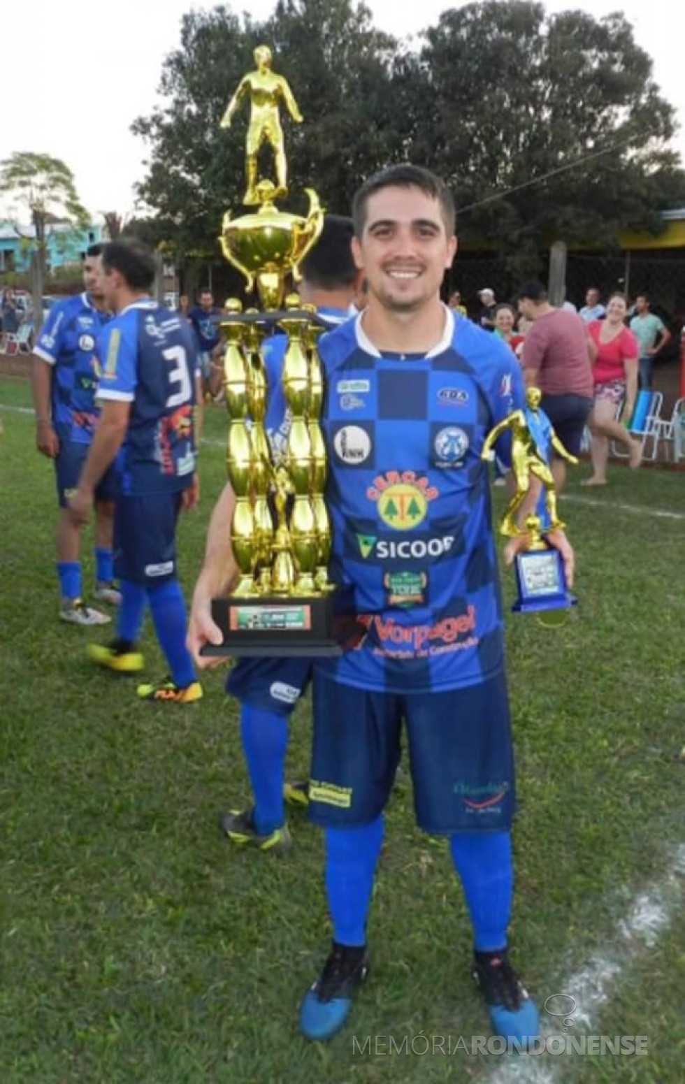 || Charles Rodrigues, atleta da SER Novo Horizonte/Clube Lira, com o troféu de campeão e o troféu de artilheiro do Campeonato de Futebol Amador de Marechal Cândido Rondon 2019 divisão Prata. 
Imagem: Acervo Olho na Bola - Crédito: Gustavo Cunha - FOTO 22 - 
