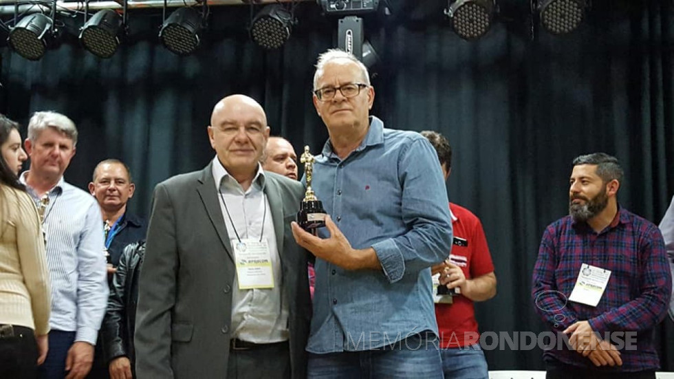 || Afonso Francener, da Rádio Tropical FM, recebendo o prêmio de Luiz Dzulinski,  Presidente da Associação das Rádios Comunitárias do E
stado do Paraná (APRACOM). 
Imagem: Acervo PM- Quatro Pontes - FOTO 20 -