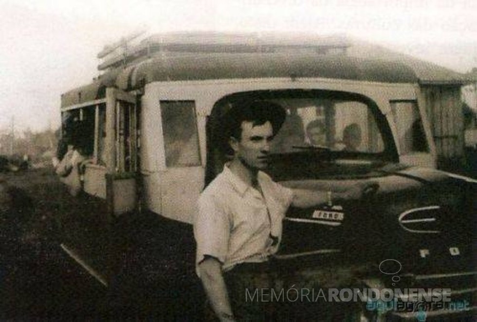 || Alli Alberto Weimann com seu ônibus - o primeiro a fazer o transporte de passageiros entre a então vila de General Rondon e a cidade de Toledo. 
Foto: Acervo Memória Rondonense - FOTO 1 - 