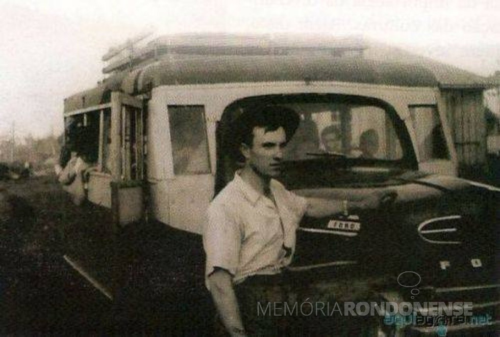 || Alli Alberto Weimann com seu ônibus - o primeiro a fazer o transporte de passageiros entre a então vila de General Rondon e a cidade de Toledo, ele falecido em final de junho de 2011.
Foto: Acervo Memória Rondonense - FOTO 1 -
