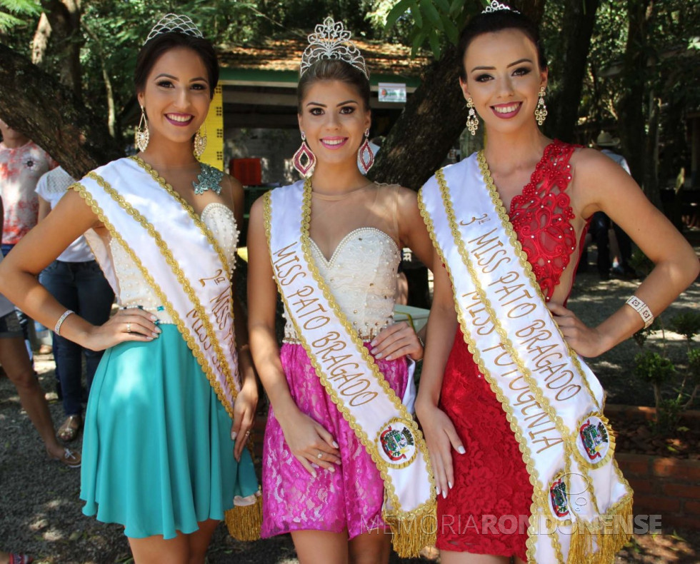 || Misses Pato Bragado 2017/2018.
Miss, Caroline Spies (c); 2ª Miss e Miss Simpatia, Beatriz Alves Bento (e) e 3ª Miss e Miss Fotogenia, Tatine Gabrieli Moraes.
Imagem: Acervo Imprensa - PM-Pato Bragado - FOTO 12 -