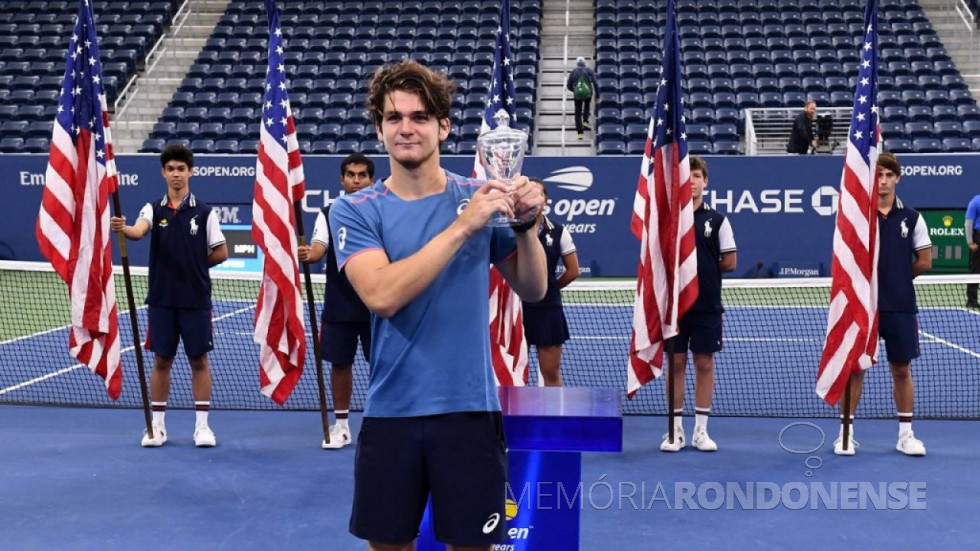||Tenista rondonense Thiago Wild com o troféu de campeão do Gran Slam juvenil do US Open 2018, em setembro de 2018.
Imagem: Acervo Bola Amarela - FOTO 11 -