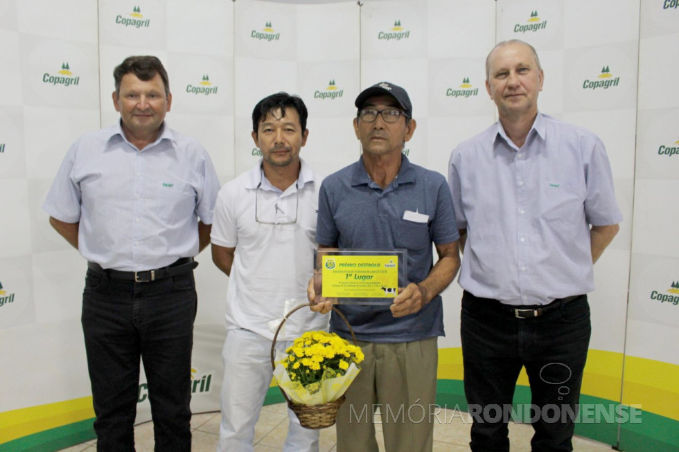 || Paulo Coiti Suguwara com a premiação 
 de 1º lugar na categoria de 9.001 a 21.000 litros/mês.
A pessoa de traje branco, não identificado. 
Imagem: Acervo Imprensa Copagril - FOTO 37 -