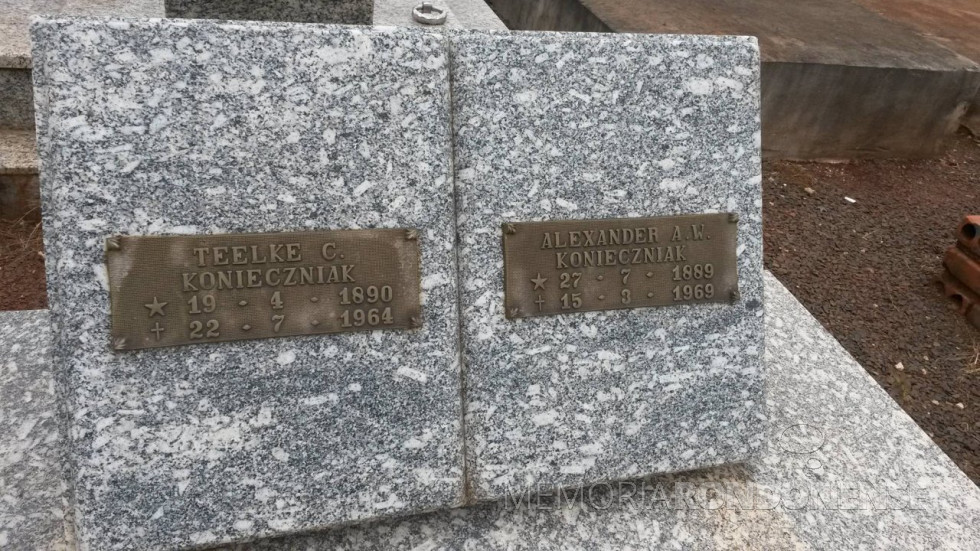 || Lápides na sepultura do casal Alexander Albert Wilhelm e Teelke C. Koniecziniak (no batismo, Teelke Kornelia Johanna Schröeder), no cemitério público da sede municipal de Marechal Cândido Rondon.
Imagem: Acervo Fred Teodoro Koniecziniak - FOTO 5 -