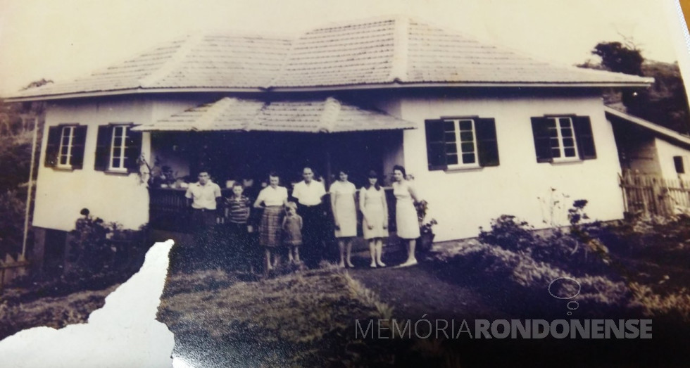 || Casal Leonel e Herta Sander com os filhos em frente a sua residência, em fotografia de 1965. 
Imagem: Acervo Remi e Lídia Agnes . - FOTO 7 -
