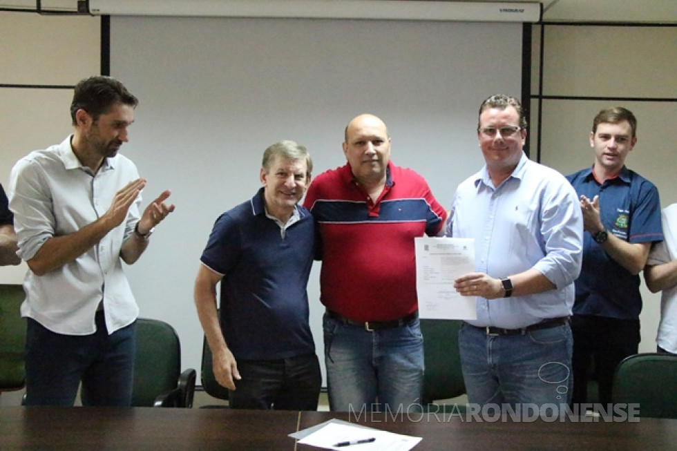 || Flagrante de apresentação da Ordem de Serviço devidamente assinada.
Da esquerda à direita: Prefeito Marcio Andrei Rauber, deputado estadual Elio Rusch, 3ª e 4ª - diretores da empresa vencedora da licitação, e Tiago Hansel, prefeito em exercício de Quatro Pontes.
Imagem: Acervo da PM-MCR - FOTO 12 -