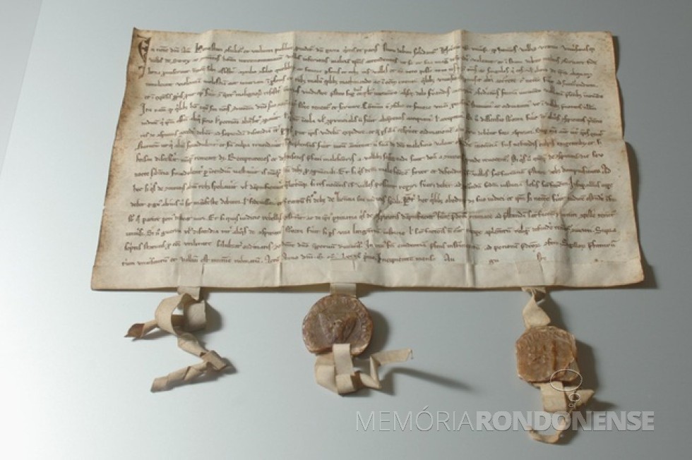 || A Carta Federal de 1291, um pergaminho de 32 x 20 centímetros considerado oficialmente como ato fundador da Confederação Helvética.
(RDB).
Imagem: Acervo Museu da Carta Federal na Suiça. - FOTO 1 - 