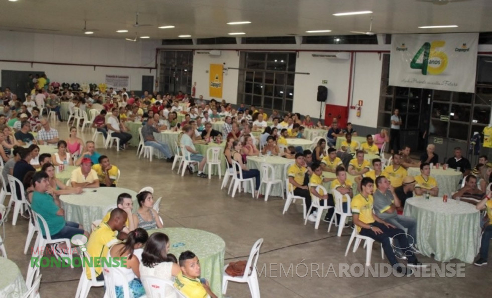 || Público presente na apresentação do elenco 2016 da Copagril Futsal, no pavilhão da Matriz Católica Sagrado Coração de Jesus. 
Imagem: Aervo Imprensa Copagril - FOTO 12 - 