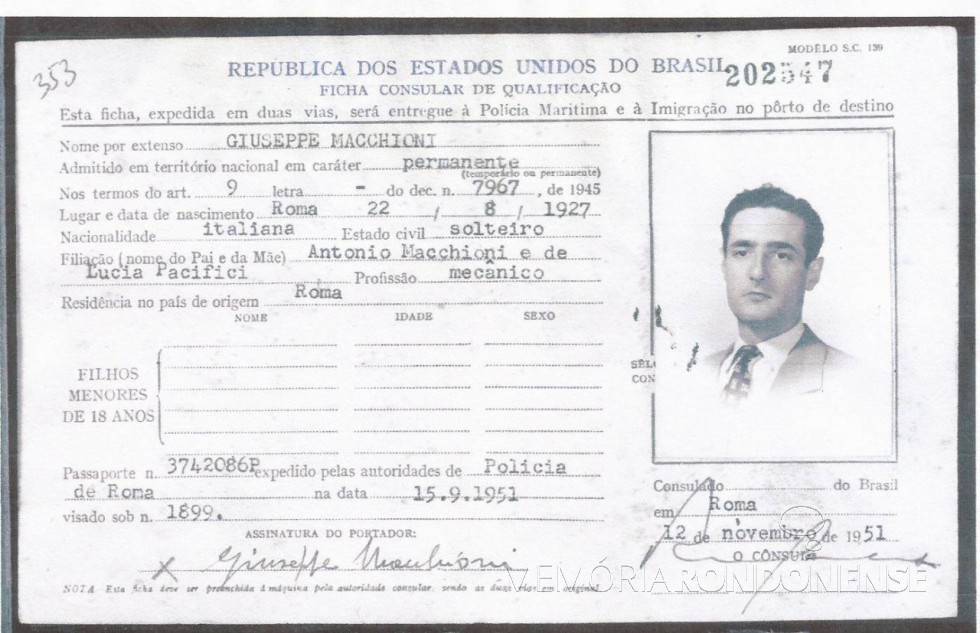 || Ficha consular do imigrante italiano Giuseppe Macchioni emitida pelo Consulado Brasileiro, em Roma, em 1951. 
Imagem: Acervo de Giuseppe Macchioni - FOTO 5 - 