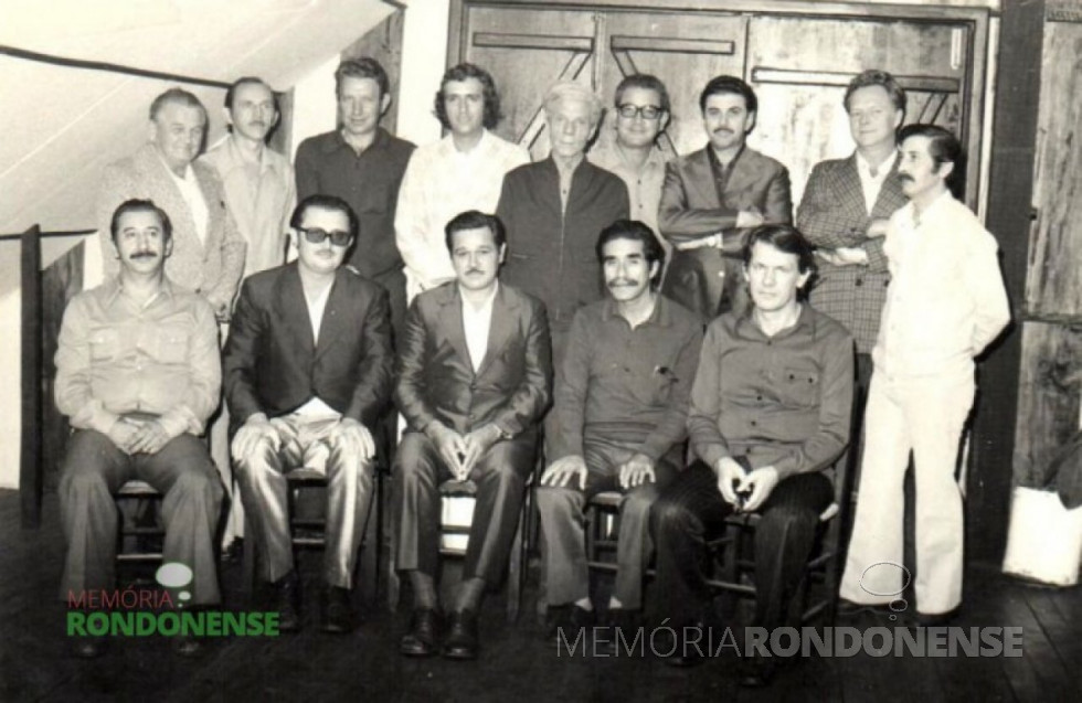 || Fundadores da Loja Maçonica Quintino Bocaiúva, de Marechal Cândido Rondon. Da esquerda à direita, em pé: Conrado kempa. Noroaldo Boska, Auri Osmar Zart, Egon Schimmel, 5º a 8º identificados, e Lino Della Giustina. Sentados, da esquerda para a direita: Levi Martins Gomes, Plínio Kleemann, 3º - não identificado, médico Miguel Patiño Cruzatti e o advogado Osmar Lautenschleiger. Os não identificados são maçons da Loja Maçonica Estrela do Oeste II, de Assis Chateuabriand.  
Imagem: Acervo Cleci Kleemann/Clarice Dahmer