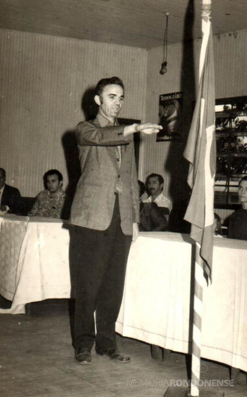 || Almiro Bauermann prestando juramento, em agosto de 1972.
Ao fundo, a direita à esquerda, esposa Selmira e o cartorário Levi Martins Gomes (de bigode).
Imagem: Acervo Almiro Bauermann - FOTO 7 -