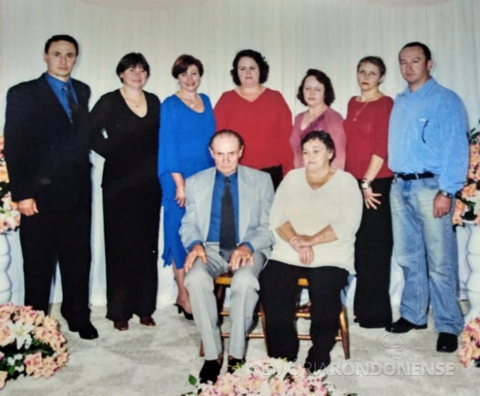 || Casal pioneiro rondonense Werna Terezinha e Norberto Edvino Schaefer, com os filhos.
Da direita à esquerda: Valdir, Ilvani, Ileni, Iloir, Eliana, Maria Elli e Valdemar.
Imagem: Acervo da família - FOTO 1 -