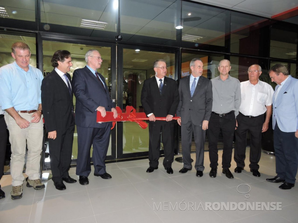 || Solenidade de abertura do novo centro administrativo da Frimesa Cooperativa Central.
Da esquerda à direita: deputado federal Evandro Roman; vice-prefeito de Medianeira José Vani Grassi (Neguinho); Orlando Pessuti, diretor do BRDE, representando o governador Beto Richa; Valter Vanzella, diretor-presidente da Frimesa; Elias José Zydek, diretor-executivo da Frimesa; Ricardo Silvio Chapla, diretor-presidente da Copagril Agroindustrial; e Irineo Rodrigues, diretor-presidente da cooperativa Lar, de Medianeira.
Imagem: Acervo Imprensa Copagril - FOTO 7 -