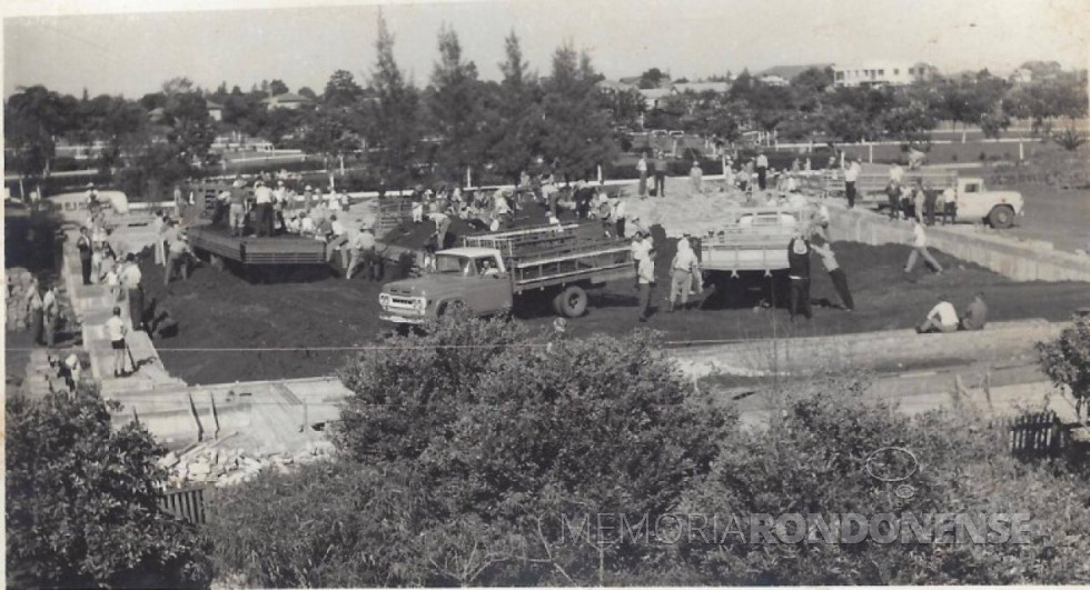 || Começo das obras da construção (aterramento) da atual igreja da Comunidade Evangélica Martin Luther.
Imagem: Acervo Memória Rondonense - FOTO 1 -