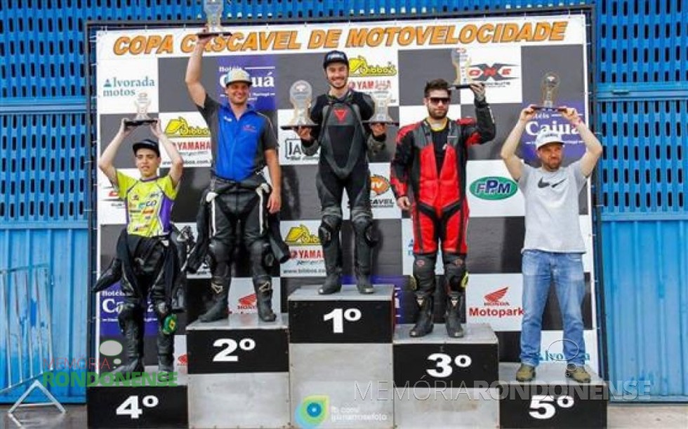 || Motovelocista Juliano Soder no pódio com o trofeu de 2º lugar da Copa Verão de Motovelocidade - categoria 