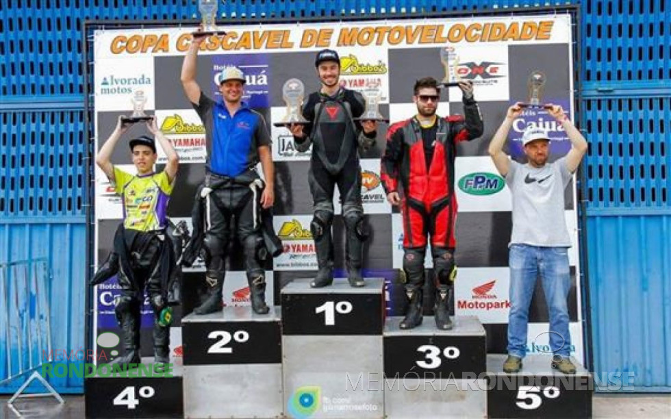 || Motovelocista Juliano Soder no pódio com o trofeu de 2º lugar da Copa Verão de Motovelocidade - categoria