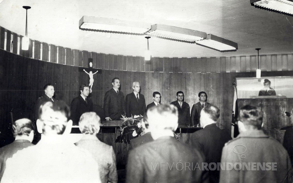 || Posse do Professor Pedro Viriato Parigot de Souza, como governador no plenário da Assembleia Legislativa do Estado do Paraná. O antigo plenário abriga hoje o restaurante dos deputados. Da esquerda à direita na Mesa de Honra: 1º - não identificado; 2º - Jaime Lerner, prefeito de Curitiba; 3º - deputado estadual Wilson Fortes, presidente da Assembleia Legislativa; 4º - Professor Parigot de Souza; 5º - desembargador Alceste Ribas de Macedo - Presidente do Tribunal de Justiça do Paraná; e 6º e 7º - indentificados.
Imagem: Acervo Comitê de Imprensa da Assembleia Legislativa do Paraná - FOTO 5 -