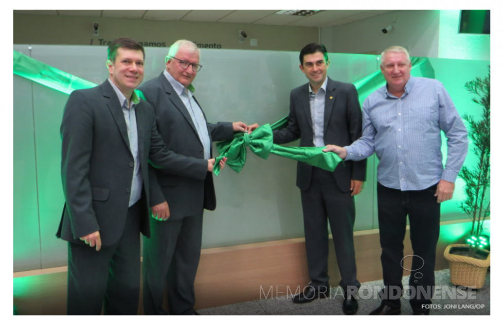 || Momento do descerramento da fita de inauguração da remodelação da agência Maripá da Sicredi Aliança PR/SP, em Marechal Cândido Rondon, em maio de 2019.
Da esquerda à direita: Moacir Dupont, gerente da agência; Adolfo Rudolfo Freitag, presidente do Conselho de Administração da Sicredi Aliança PR/SP; Fernando Barros Fenner, diretor-executivo da Sicredi Aliança PR/SP; e Ilário Hofstaetter, vice-prefeito de Marechal Cândido Rondon.
Imagem: Acervo O Presente - Crédito: Joni Lang - FOTO 12 -