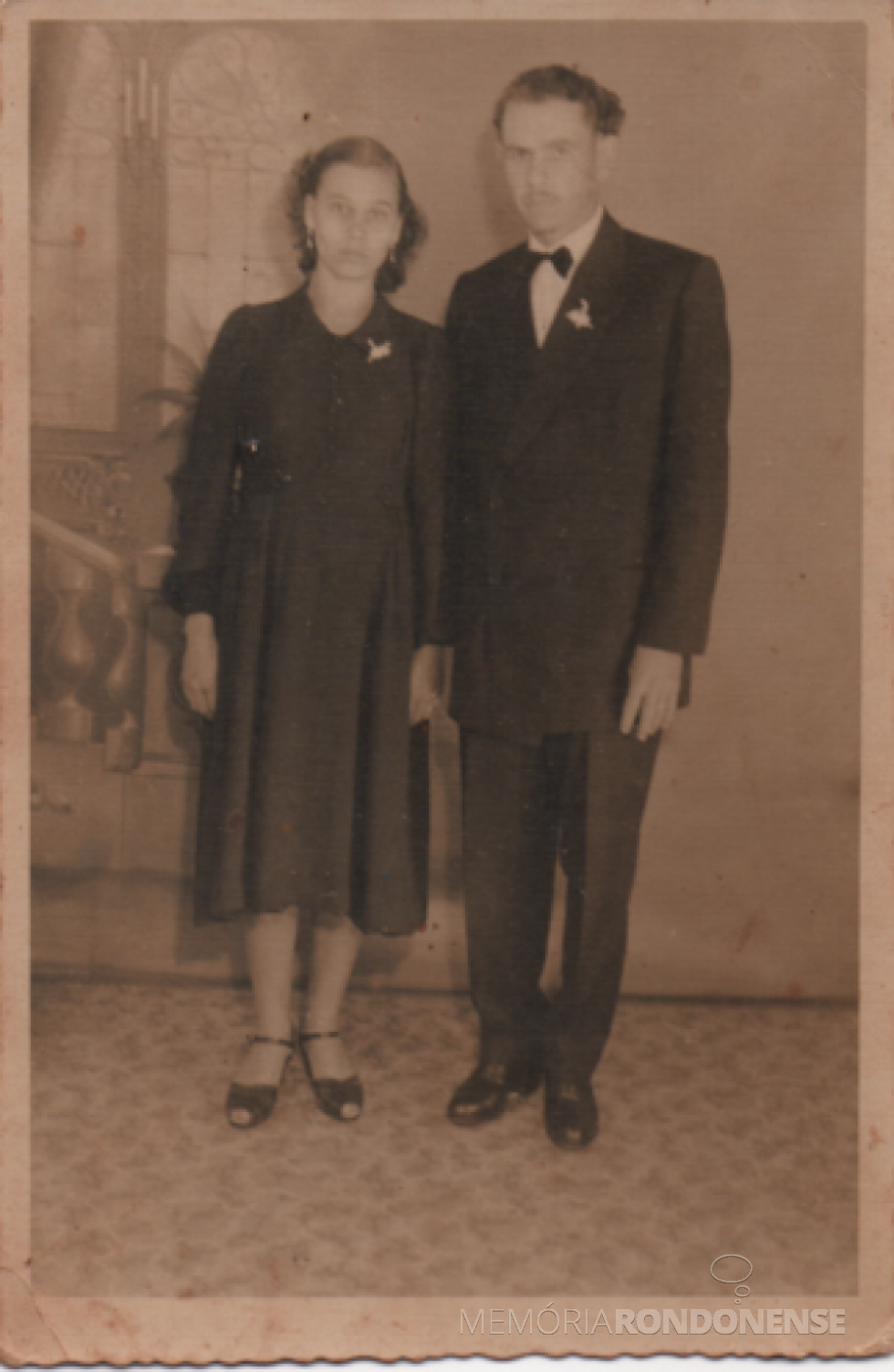 || Noivos Nelda Weber e Harry Heimedinger que se casaram em maio de 1954. 
A noiva está de vestido azul e sem véu, por ter engravidado antes do casamento, ela não pode usar um vestido branco e nem véu grinalda. 
Era a regra na época. 
Imagem: Acervo pessoal - FOTO 2 -