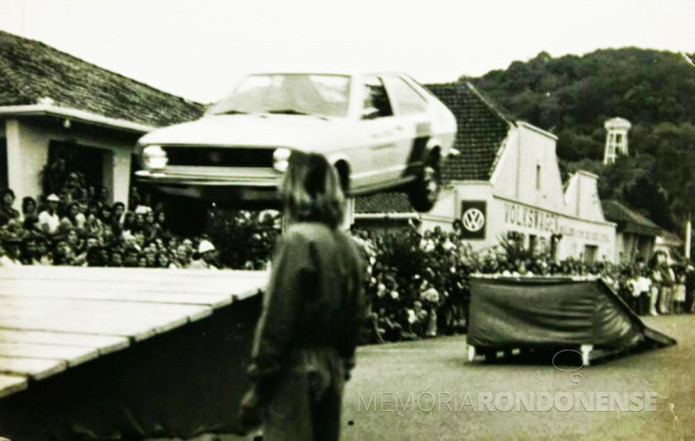 || Apresentação da equipe Esteves Show com acrobacia de vôo em vão livre, na cidade de São Sebastião do Caí, RS, número idêntico apresentado em Marechal Cândido Rondon.
Imagem: historiasvalecai7 -
