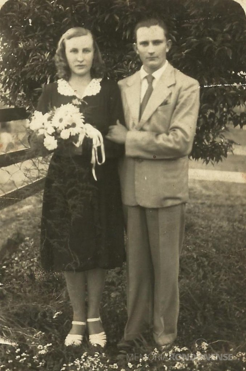 || Úrsula Klein e Erich Krepsky no dia do casamento em Ipira, Santa Catarina. 
O casal foi pioneiro em Marechal Cândido Rondon, em 1953. 
Úrsula, conhecida como Ula, foi a parteira que acompanhou o maior número de partos, atendeu cerca de cinco mil gestantes. 
Imagem: Acervo Marta Krepsky - FOTO 1 - 