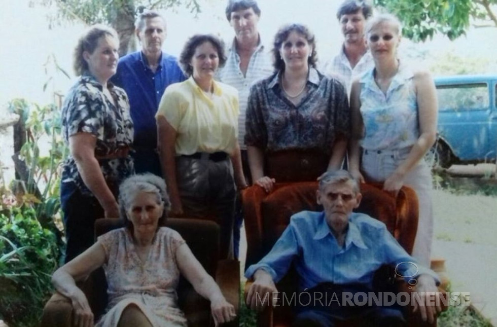 || Aloicius Mees com a esposa Hertha e filhos Arlindo, Armando, Orlando, Selda, Eli, Venilda e Clair, ele falecido em 21 de fevereiro de 1991.
Imagem: Acervo Venilda (Mees) Saatkamp - FOTO 18 -