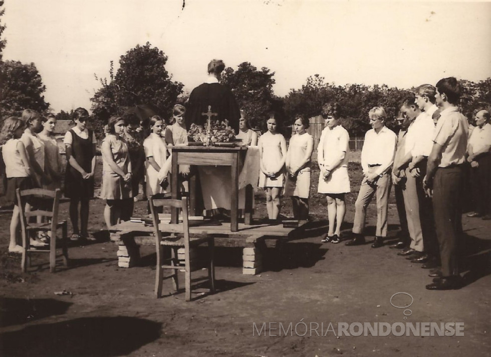 || Ato solene após o lançamento da pedra fundamental da nova igreja da Comunidade Cristo,  quando o pastor Guilherme Lüdke (em memória) reuniu um grupo de 24 jovens e o incumbiu para, de dois em dois, percorressem a cidade em busca de pessoas que não seguiam nenhum credo religioso e as encaminhassem a comunidade, em abril de 
Imagem: Acervo Hilda Hartleben Vorpagel
