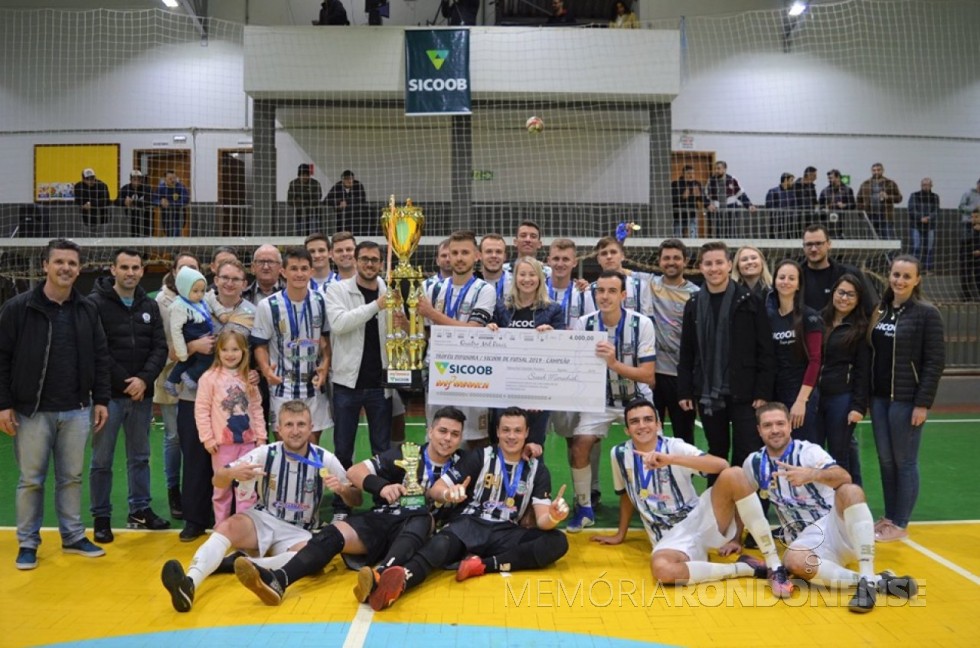 || Atletas, dirigentes, autoridades e público  do Entre Rios Futsal comemorando a conquista do 43º Troféu Difusora. 
Imagem: Acervo Alcindo Schneiders - FOTO 11 - 