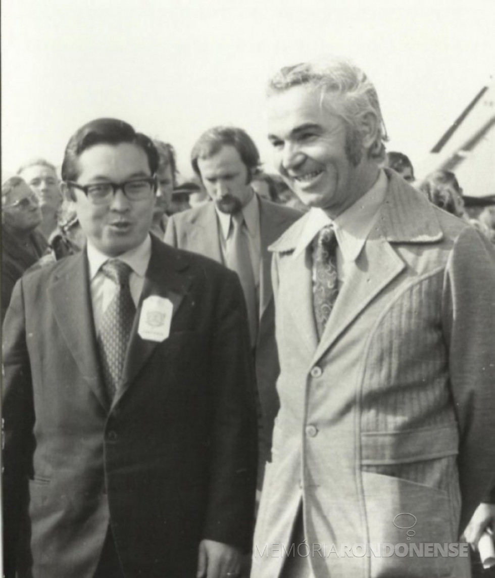 || Ministro Shigeaki Ueki, das Minas Energia, recebido em Marechal Cândido Rondon pelo prefeito municipal Almiro Bauermann, em sua visita ao município em julho de 1975. Ao fundo: Elemar Hensel.
 Imagem: Acervo Valdir Sackser - FOTO 19 

