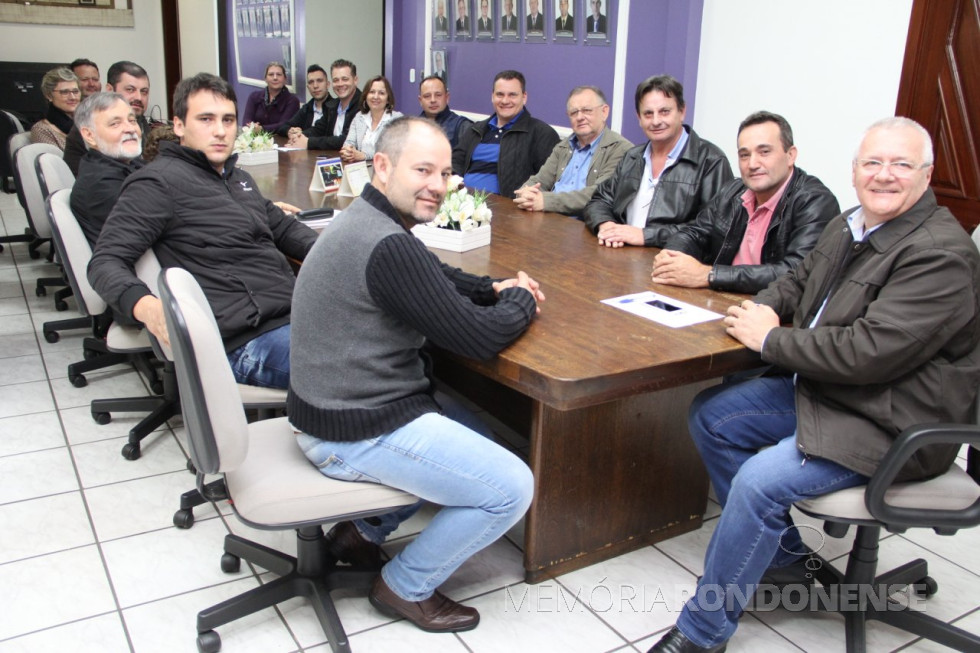 || Solenidade de transmissão de cargo na Prefeitura Municipal de Pato Bragado, em agosto de 2018.
Da esquerda à direita: Mauro Weigmer, John Nodari, Holdi Römer, Jair de Souza, Neiva Bressan , Sérgio Gossenheimer, Cristiane Scheuermann Bonatto, Allan Kotz, Djoni Rohden, Marli Wollmann, Kleber Duarte, Ageu Fiedler, Gilberto Maehler, Lercio Kirsten, vice-prefeito Dirceu Anderle e prefeito Leomar (Mano) Rohden.
Imagem: Acervo PM-Pato Bragado - Crédito: Marili Koehler - FOTO 30 -