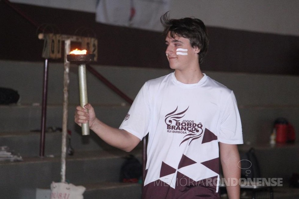 || Aluno Clóvis Kawacki conduzindo o fogo simbólico dos 20º Jogos Bordô e Branco, do Colégio Rui Barbosa. 
Imagem: Acervo do Colégio - FOTO 18 - 