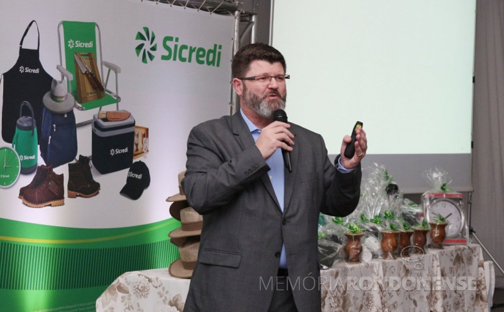 || João Antonio Lapolli em palestra em Marechal Cândido Rondon, no Clube Concórdia, em agosto de 2017.
Imagem: Acervo Portal Rondon - FOTO 19 -
