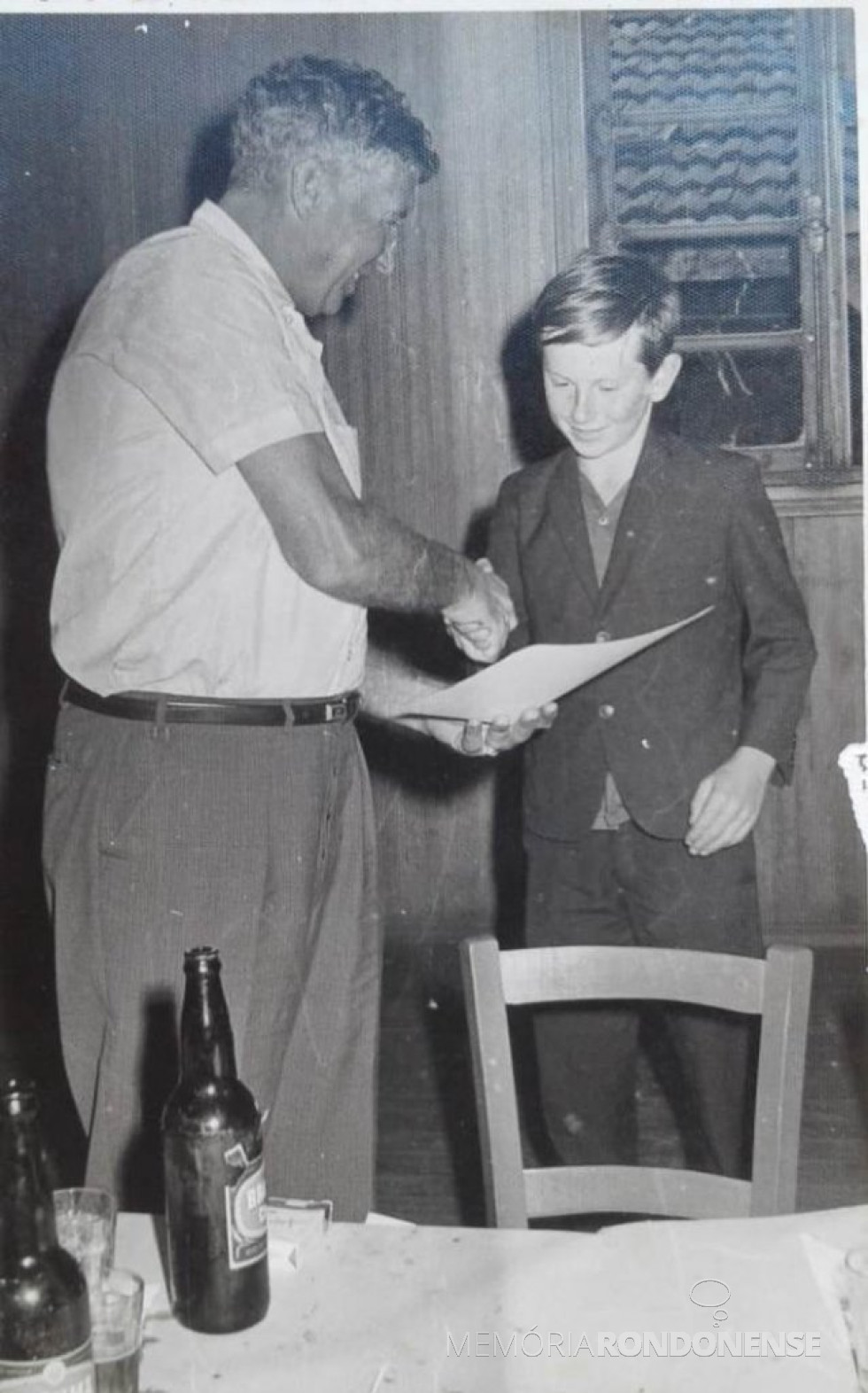 || Jovem Moacir Froehlich recebendo das mãos do prefeito municipal Dealmo Selmiro Poersch, de Marechal Cândido Rondon, o certificado de conclusão do curso de operador de trator, em agosto de  1970.
Imagem: Acervo pessoal - FOTO 6 -