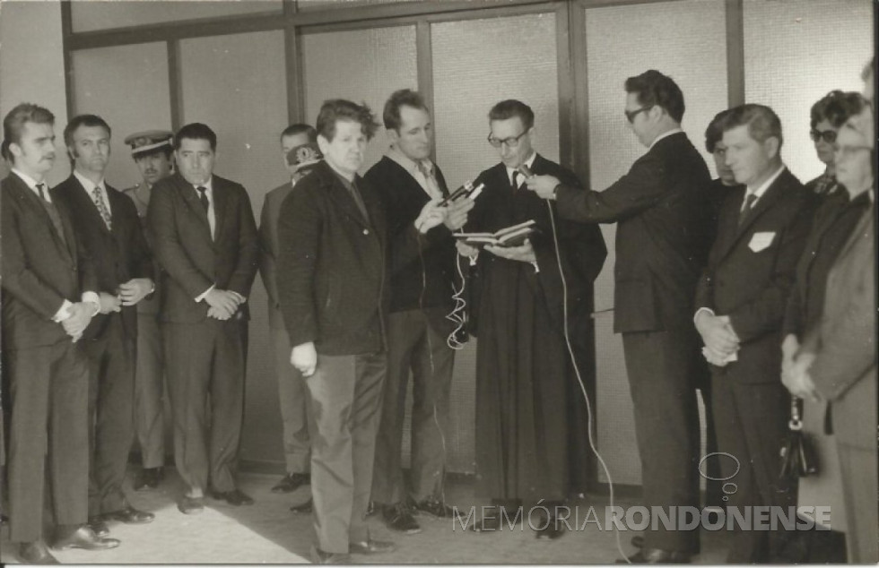 || Outro instantâneio da Solenidade de inauguração do Colégio Normal Concórdia, em julho de 1972.
Da esquerda a direita: 1º ao 4º - não identificado; 5º - Adalberto Schmitz, repórter da Rádio Difusora; 6º Reinart Reschke (com microfone); Pastor Guilherme Lüdke; 7º - Professor Carlos Frederico Goebel, diretor do Colégio Rui Barbosa; e 8º a 11º - não identificados.
Imagem: Acervo Valdir Sackser - FOTO 14 -