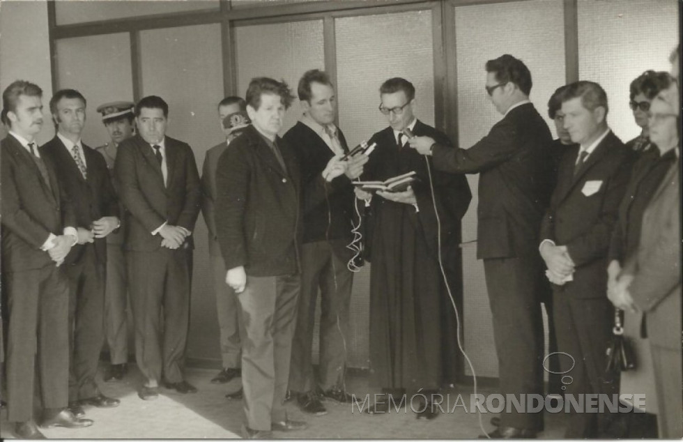 || Solenidade de inauguração do Colégio Normal Concórdia, em julho de 1972. 
Da esquerda a direita:  1º ao 4º - não identificado; 5º - Adalberto Schmitz, repórter da Rádio Difusora; 6º Reinart Reschke (com microfone); Pastor Guilherme Lüdke;  7º - Professor Carlos Frederico Goebel, diretor do Colégio Rui Barbosa;  e 8º a 11º - não identificados. 
Imagem: Acervo Valdir Sackser - FOTO 13 - 