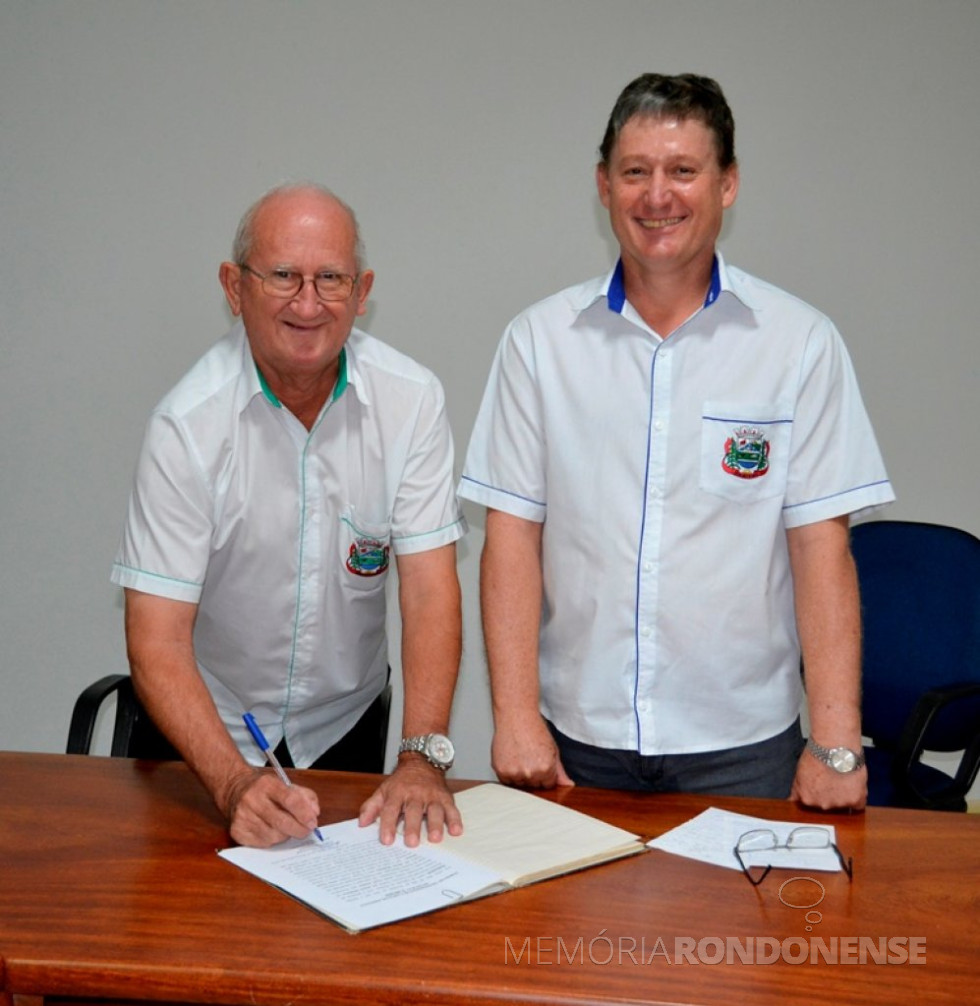 || Vice-prefeito Ari Maldaner assinando o termo de assunção do cargo de prefeito em exercício de Entre Rios do Oeste, em agosto de 2018.
Imagem: Acervo PM- Entre Rios do Oeste - Crédito: Tatty Porto - FOTO 14 -
