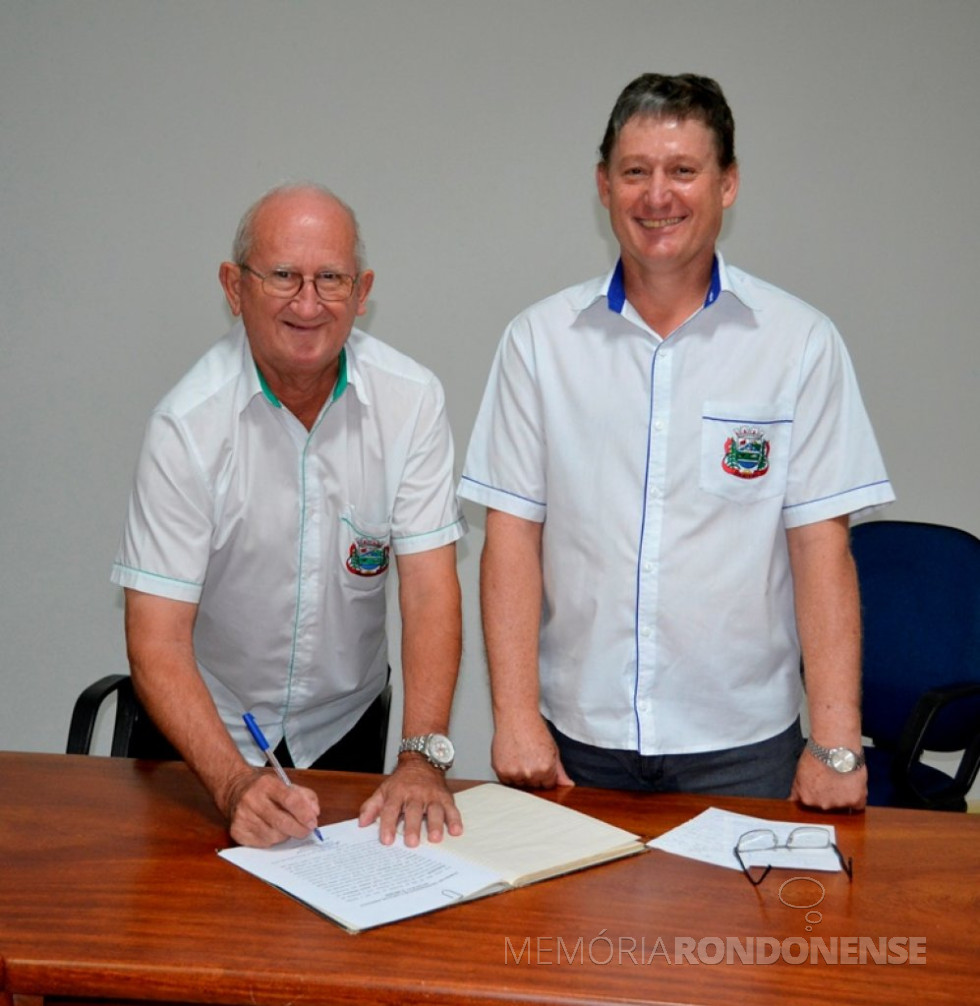 || Vice-prefeito Ari Maldaner assinando o termo de assunção do cargo de prefeito em exercício de Entre Rios do Oeste. 
Imagem: Acervo PM- Entre Rios do Oeste - Crédito: Tatty Porto - FOTO 12 - 